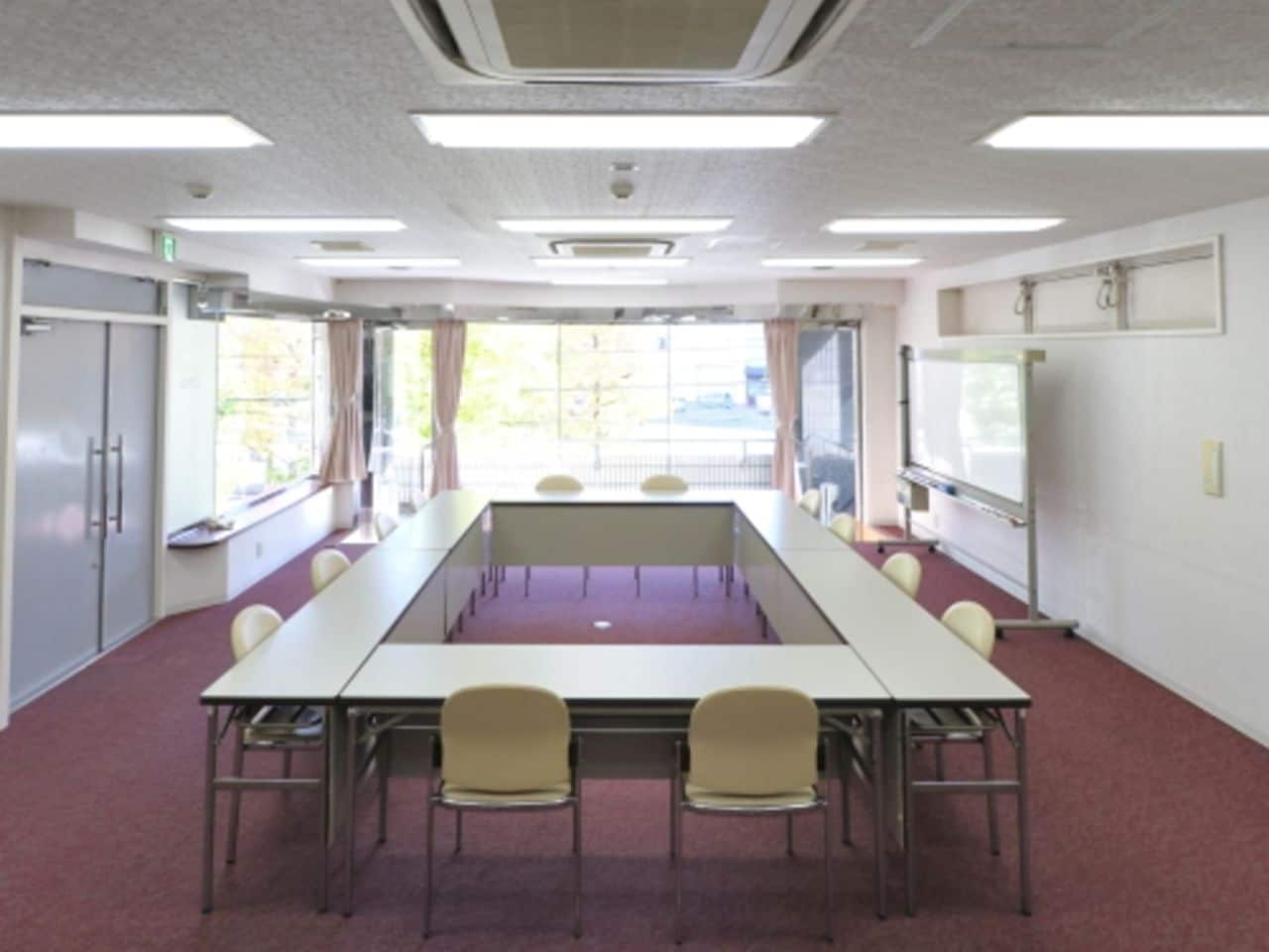 会議室（会議用スクリーンやインターネットなどを完備）